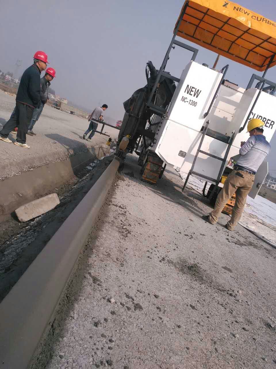 新路緣NC1300混凝土路緣石滑模機強大的背后不但是產品技術，還有完善的售后服務